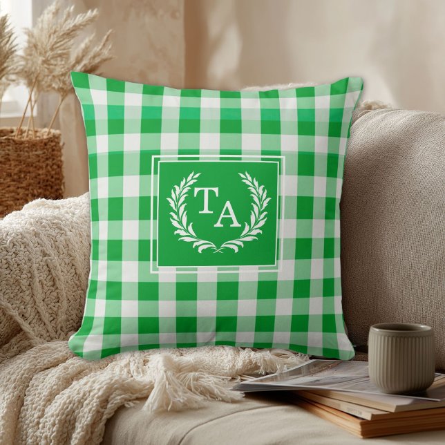 Cojín Decorativo Escudo Monograma de Gingham Verde (Green Gingham Monogram Crest Throw Pillow)