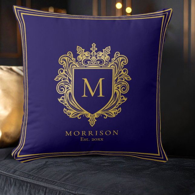 Cojín decorativo Escudo monograma dorado (Gold Monogram Crest Blue Throw Pillow)