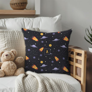 Cojín Decorativo Espacio de patrón lavanda naranja negro monograma