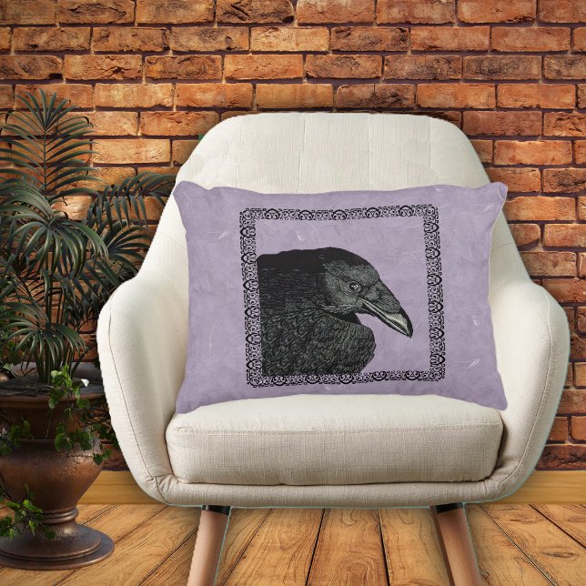 Cojín Decorativo Espeluznante Cara de cuervo negro (Head of black crow in black ornate frame on marbled purple home decor pillow.)