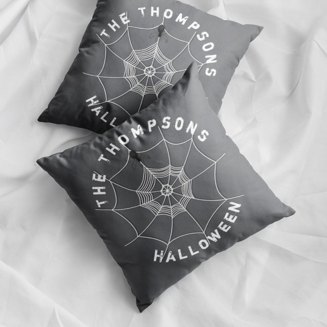 Cojín Decorativo Espeluznante en la Web Spider personalizada (Spooky spider web Halloween pillow with personalized family name and creepy spider decor.)