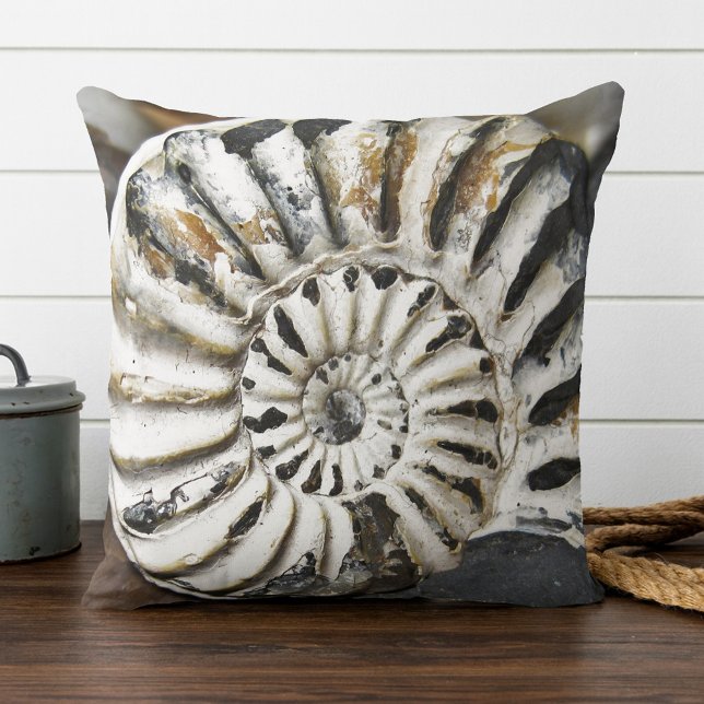 Cojín Decorativo Espiral de fósiles náuticos Petrificados (Pillow showing a spiral petrified nautilus fossil. Beautiful for a beach house or coastal residence)