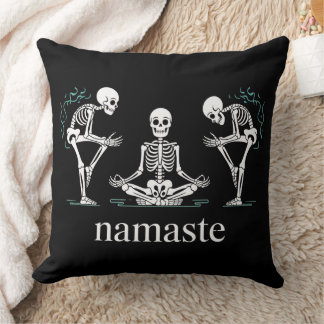 Cojín Decorativo Esqueletos de Namaste - Divertida Halloween del Yo