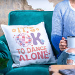 Cojín Decorativo Está bien bailar solo en el amor solitario<br><div class="desc">El Cojín decorativo Funny Single Self Love,  de It's OK To Dance Alone,  presenta la tipografía moderna "Está bien bailar solo",  acentuada con una bola de disco,  corazones de amor,  estrellas y flores de peluche. Diseñado por Evco Studio www.zazzle.com/store/evcostudio</div>