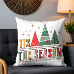 Cojín Decorativo Esta Es La Temporada De Tipografía De Navidades Mo<br><div class="desc">Este es el Cojín decorativo festivo de la temporada de Navidades modernos Typography Festive Holiday Cushion, que presenta el texto "Esta temporada" en una tipografía de escritura moderna acentuada con árboles navideños modernos. Perfecto para regalos de Navidad, decoración de Navidades, fiestas de vacaciones y más. Creado por Evco Studio www.zazzle.com/store/evcostudio...</div>