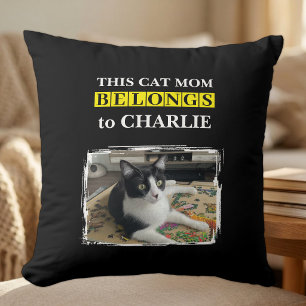 Cojín Decorativo Esta mamá de gato pertenece al nombre foto negro a