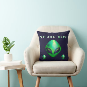 Cojín Decorativo "Estamos Aquí" cabeza de alienígena verde
