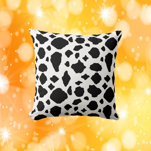 Cojín Decorativo Estampado de vaca negro y blanco (A throw pillow with a black and white cow pattern)