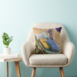 Cojín Decorativo Estatuilla de yeso Rosa y Novelas Vincent van Gogh