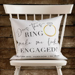 Cojín Decorativo ¿ESTE ANILLO ME HACE PARECER Fotóreo Comprometido?<br><div class="desc">¿Este anillo me hace ver enganchado el guión fotográfico tira almohada? Un bonito fondo negro que presenta un diseño moderno de caligrafía lujosa con un anillo de compromiso de diamantes de oro falso que cita: "¿Este anillo me hace parecer comprometido?" Personalizado a continuación con el nombre de la novia para...</div>