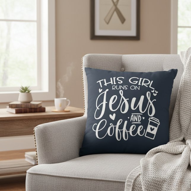 Cojín Decorativo Este Chica corre sobre Jesús y el café (This Girl Runs on Jesus and Coffee Throw Pillow)
