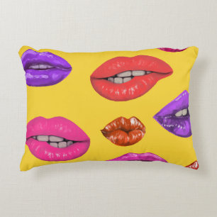 Cojín Decorativo Estilo de los años 80: patrón de labios coloridos.