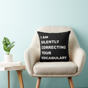 Cojín Decorativo ESTOY Corrigiendo Silenciosamente Tu Vocabulario