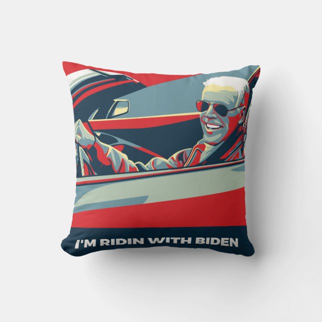 COJÍN DECORATIVO ESTOY RIDIN CON BIDEN (Anverso)