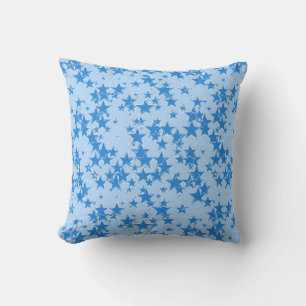 Cojín Decorativo Estrellas azules en un fondo azul cielo claro