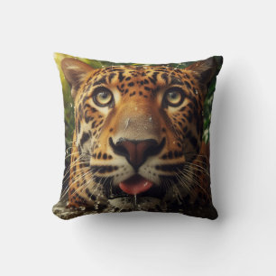 Cojín Decorativo Estrellas de leopardo mientras agita agua en la ju