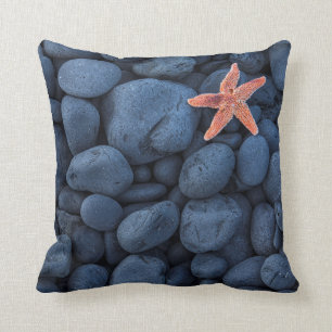 Cojín Decorativo Estrellas de mar en rocas negras a lo largo de la