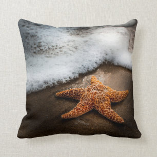 Cojín Decorativo Estrellas de mar solas en la playa