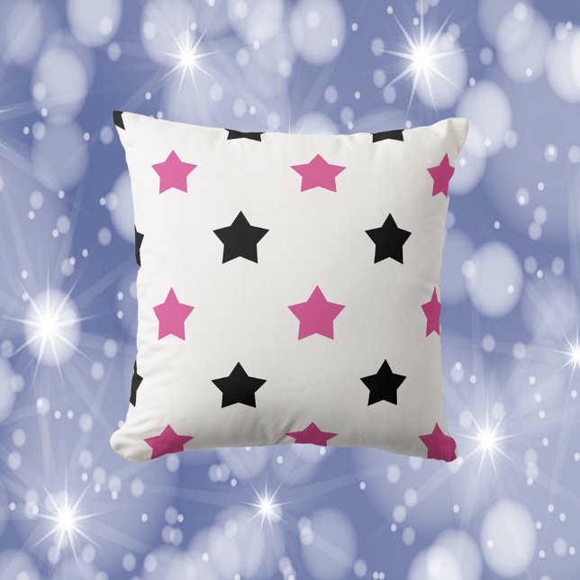 Cojín Decorativo Estrellas en blanco y negro (A throw pillow with a pattern of pink and black stars.)