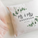Cojín Decorativo Eucalyptus rústico sencillo moderno regalo para mr<br><div class="desc">Presta un hermoso y delicado boda de follaje de eucalipto o aniversario Sr. y Sra. diseño de almohadas personalizadas. Moderna y elegante colección de estilo rústico contemporáneo en tonos verde sabio,  negro,  azul marino y blanco.</div>