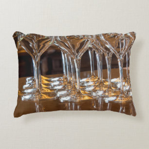 Cojín Decorativo Europa, Italia, Toscana. Copas de vino en una bode