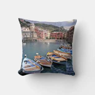 Cojín Decorativo Europa, Italia, Vernazza. Barcos pintados con colo