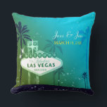 Cojín Decorativo Fabulosa Pareja Boda de Las Vegas Keepsake<br><div class="desc">Famoso cartel callejero de Las Vegas, hermosas palmeras y un cielo estrellado verde azulado y verde musgo ilustrado en Cushions personalizado. Fácil de personalizar el texto de ejemplo con su propia redacción para crear un boda elegante y caprichoso, compromiso, ducha de novia, fiesta de soltera o regalo de aniversario! (En...</div>