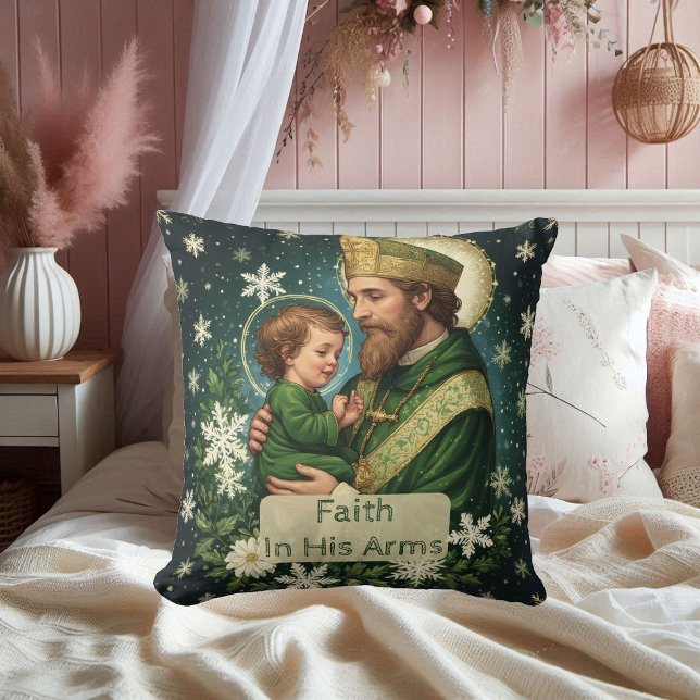 Cojín Decorativo Faith in His Arms Saint Patrick with Baby Jesus  (Faith in His Arms Saint Patrick with Baby Jesus Throw Pillow)