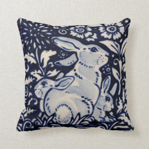 Cojín Decorativo Familia de Conejo Blanco Azul Hare Bunny Chinoiser