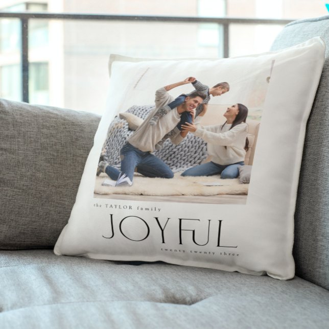 Cojín Decorativo Familia Joven Moderna Sencilla 2 Navidades de foto (Snuggle Up with Joy! Personalize Your 'Joyful' Holiday Pillow 🎄🛋️ [Add Your Photo])