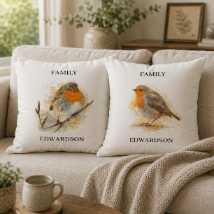 Cojín Decorativo Familia monogramada con pájaro petirrojo en acuare