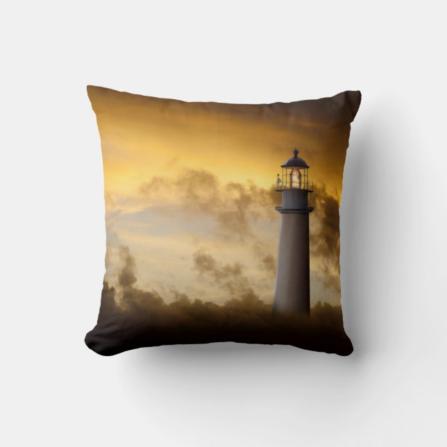 Cojín Decorativo Faro brillando bajo un cielo dramático (Anverso)