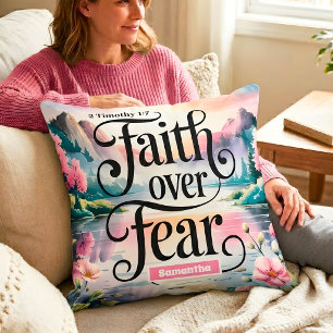 Cojín Decorativo Fe cristiana personalizada sobre el miedo en mujer