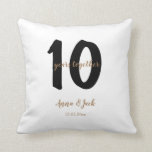 Cojín Decorativo fecha de aniversario simple personalizada 10 años<br><div class="desc">diseño</div>