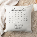 Cojín Decorativo Fecha de Boda de calendario recién casada<br><div class="desc">Este Cojín decorativo de Fecha Boda recién casada es perfecto para una pareja recién casada. Mostrar su día especial en una pantalla de calendario. Esto también puede ser un gran regalo de aniversario para los que han pasado los años juntos.</div>
