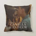Cojín Decorativo Felicidades por la foto de las parejas Bodas<br><div class="desc">Esta almohada boda presenta la foto boda de la pareja y el tipo de overlay grande. Haga clic en el botón de edición para personalizar de este diseño.</div>