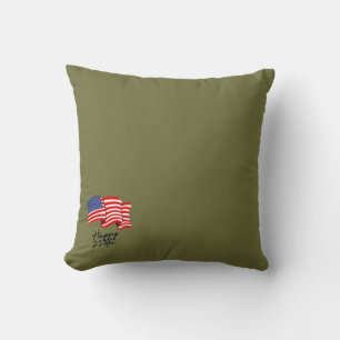 Cojín Decorativo Feliz 250 Refined Olive Muted Yellow 4 de Julio