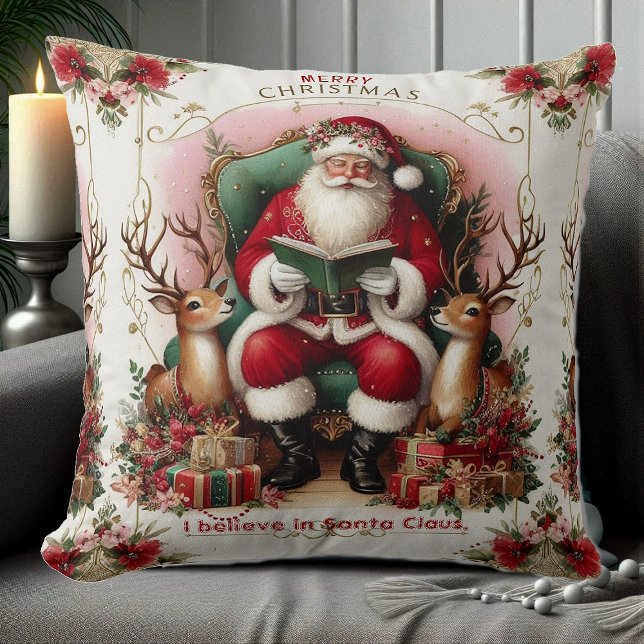 Cojín Decorativo Feliz Cita navideña Santa leyendo a los renos (Merry Christmas Quote Santa Reading to Reindeers Throw Pillow)