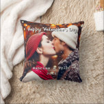 Cojín Decorativo Feliz Día de San Valentín, fotos y nombres persona<br><div class="desc">Añade tu foto favorita de ti y de tu pareja a esta almohada romántica en el área personalizada. También puede añadir un "saludo de vacaciones,  sus nombres y la fecha". Dulce regalo romántico para El día de San Valentín,  aniversario o boda.</div>
