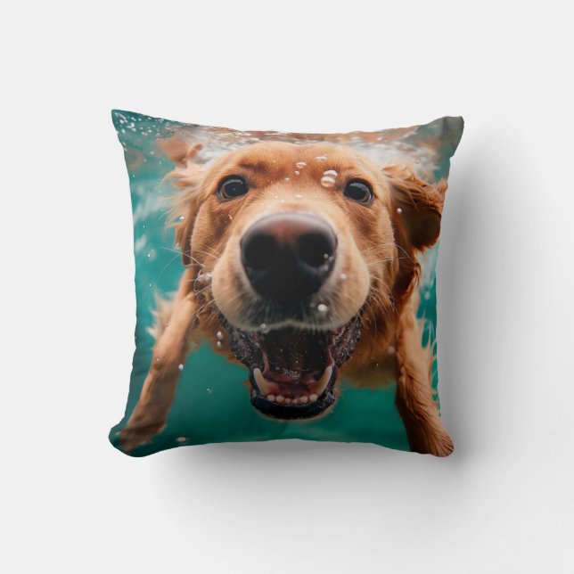 Cojín Decorativo Feliz Golden Retriever Nadando bajo el agua (Anverso)
