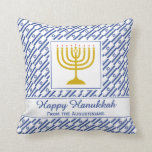 Cojín Decorativo FELIZ HANUKKAH Bandera Israelí Personalizada<br><div class="desc">Bandera patriótica moderna y elegante para celebrar HANUKKAH, mostrando la bandera ISRAELÍ. El texto de marcador de posición es personalizable, así que puede cambiar el saludo y/o cambiar el nombre de la familia a un saludo personal, lema familiar o mensaje en su propio idioma. Un regalo ideal para Hanukkah y...</div>