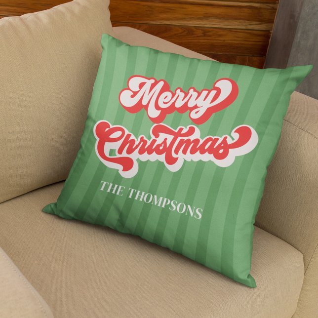 Cojín Decorativo Feliz Navidad Red Green Whimsical Retro (Merry Christmas red and green retro style typography throw pillow. )
