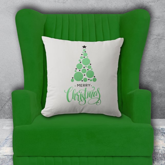 Cojín Decorativo Feliz Navidad, vacaciones de árbol verde moderno (PIllow with Merry Christmas and modern green Christmas tree on pale gray background. Choose size. )