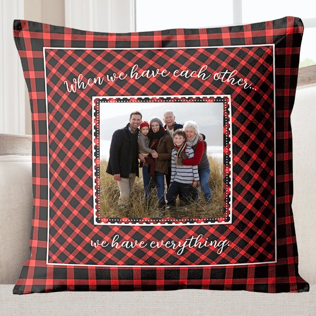 Cojín Decorativo Festividad de Búfalo Rojo Fotográfico Familiar (Family Photo Red Buffalo Plaid Holiday Throw Pillow
)