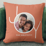 Cojín Decorativo Festividad de Navidades fotográficos personalizado<br><div class="desc">Este elegante Navidad Holiday Photo Pillow está decorado con la palabra JOY en una simple tipografía blanca sobre un fondo de terracota. Personalizable fácil con tu foto y nombre.</div>