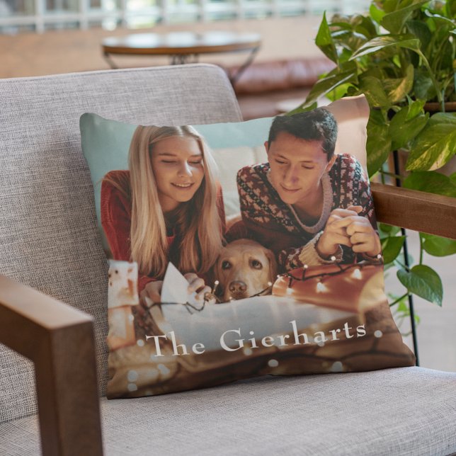 Cojín Decorativo Festividad personalizada de la foto familiar de na (Christmas Photo with Pet Throw Pillow)