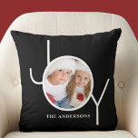 Cojín Decorativo Festividad personalizada de Navidades fotográficos<br><div class="desc">Este elegante Navidad Holiday Photo Pillow está decorado con la palabra JOY en una tipografía blanca simple sobre un fondo negro. Personalizable fácil con tu foto y nombre.</div>