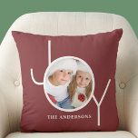 Cojín Decorativo Festividad personalizada de Navidades fotográficos<br><div class="desc">Este elegante Navidad Holiday Photo Pillow está decorado con la palabra JOY en una simple tipografía blanca sobre un fondo rojo profundo. Personalizable fácil con tu foto y nombre.</div>