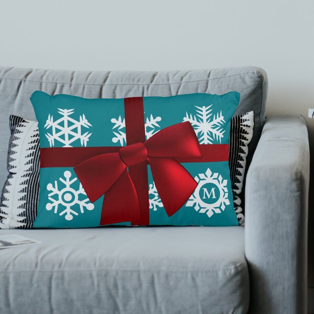 Cojín Decorativo Festividad verde azulada de Navidades de copo rojo (A festive accent pillow with a faux red bow, snowflakes and space for your initial)