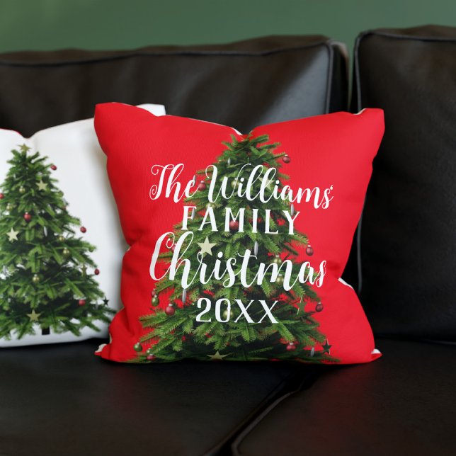 Cojín decorativo festivo de árbol de Navidad rojo  (Add your family name and year established to this festive red throw pillow. It's double sided!)